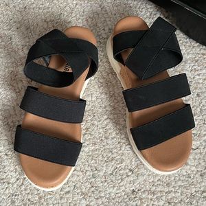 Cushionaire | Black Platform Sandals | Size 6